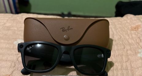 Ray-Ban Meta Smart Glasses with Case