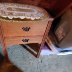 vintage 2 drawer night stand / end table