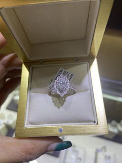 14k gold diamond ring with 1/2 ctw middle diamond stone and 1 1/4 ctw diamonds around for a good price!!