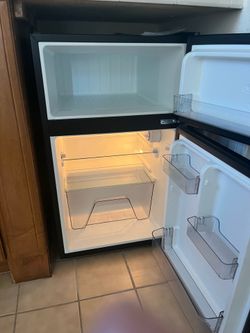 Mini fridge with freezer