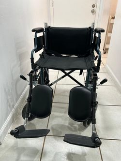 Transportation silla con ruedas plegable, brazos de mesa desmontables sin uso, ruedas traseras 12”marca NOVA excelente, se uso dos veces