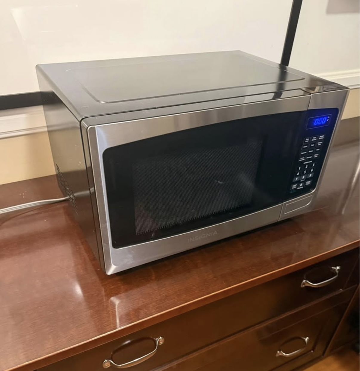 New Insignia 0.9 Cu. Ft. Compact Microwave Special Very Low Price