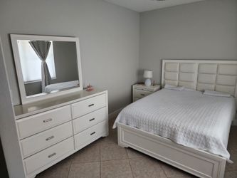Queen size bedroom set with matress