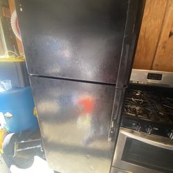 Top Freezer Refrigerator Good Condiciones 3 Months Warranty Delivery Available 