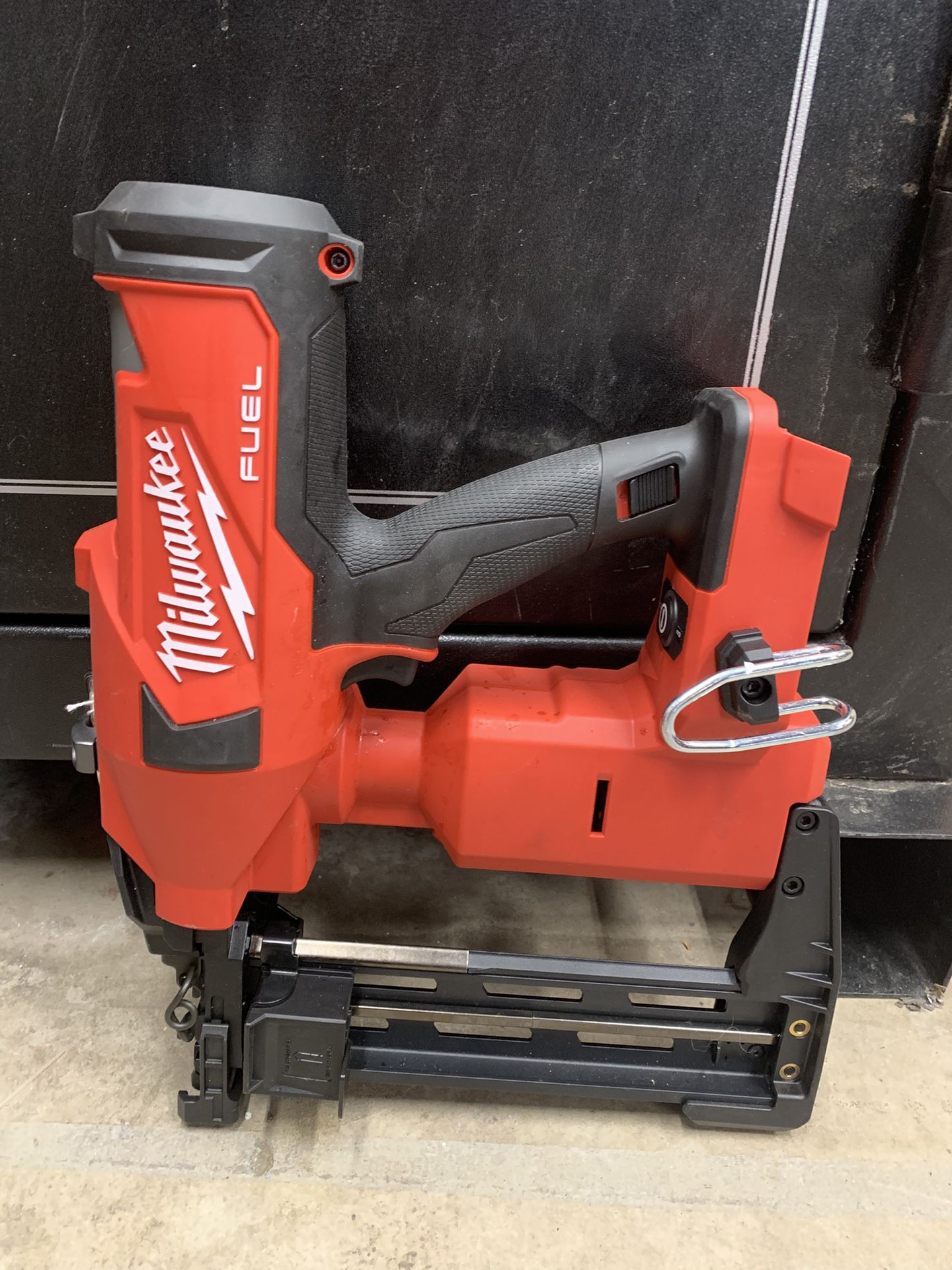 Milwaukee M18 FUEL 18-Volt Lithium-Ion Brushless Cordless Utility Fencing Stapler 