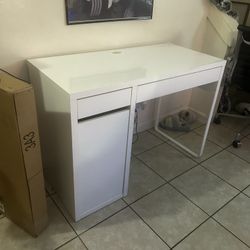 White Ikea MICKE Desk