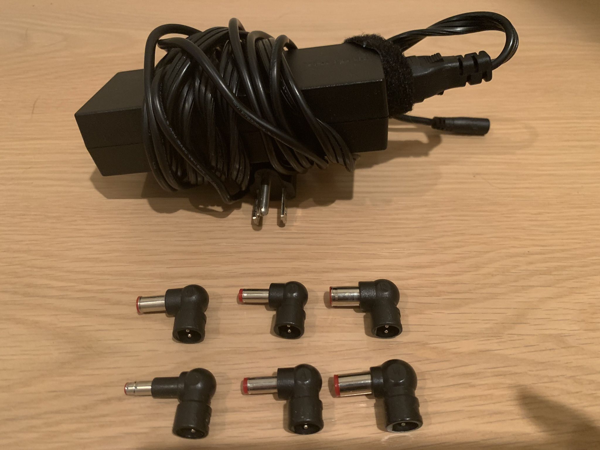 Targus Universal Laptop Charger (apa31us)