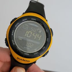 Vintage 90s Suunto Vector Outdoor Watch Classic Yellow Excellent Condition.
Up for sale is the legendary Suunto Vector outdoor sports watch in its 
hi
