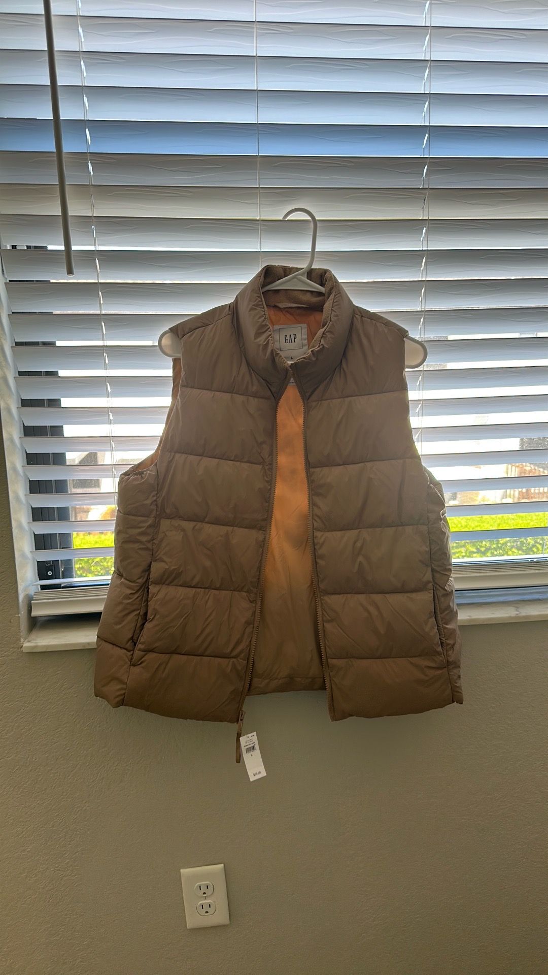 GAP Women’s Large Tan Puffer Vest