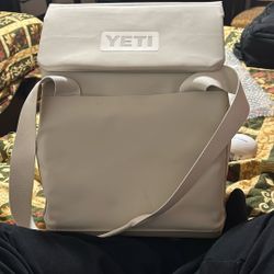14L Yeti Day trip Tote Bag