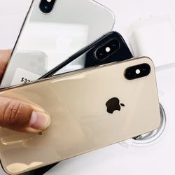 IPhone XS Max (64 gb) unlocked with store warranty  | Each