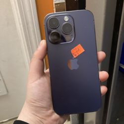 Factory Unlocked Iphone 14 pro 256gb comes with store warranty 