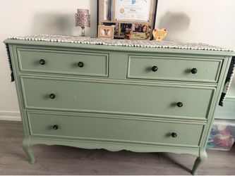 Dresser with 4 drawers