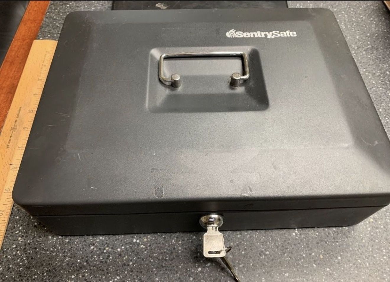 Sentry Safe Metal Cash Box With 2 Keys Plus Coin Organizer