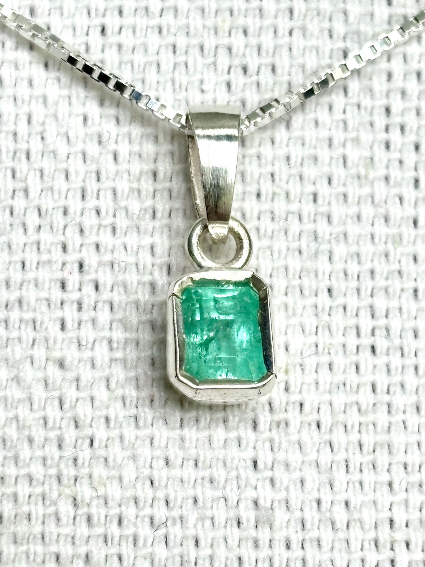 Genuine Colombian emerald pendant , silver 925, real natural emerald, 1.0 Carats, chain included