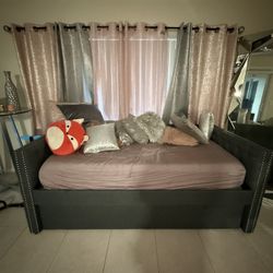 Twin Size Day Bed, Pull Out Bed Underneath 