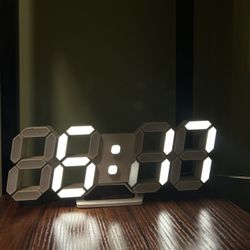 Digital Clock (Lights up)