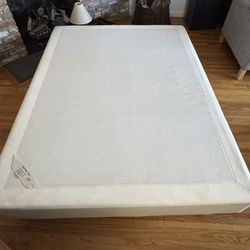 Queen Size Mattress Base w/ Metal Legs