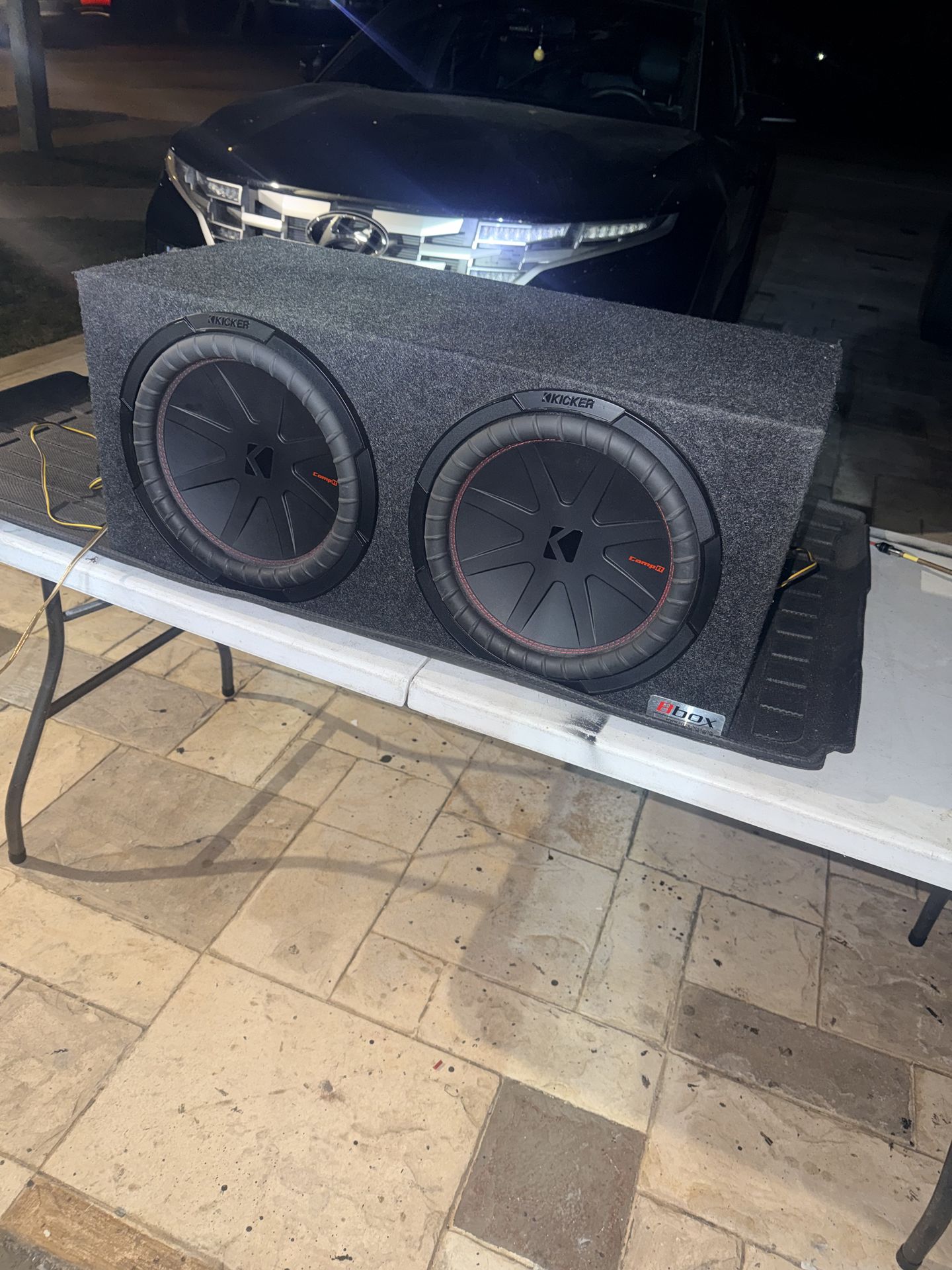 Like new Kicker compr 12’s in sealed b box