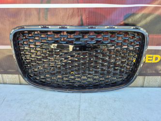 2015 2016 2017 2018 2019 2020 2021 2022 2023 CHRYSLER 300 FRONT BUMPER GRILLE GRILL ORIGINAL USED