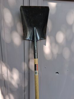 Seymour steel and wood handel shovel