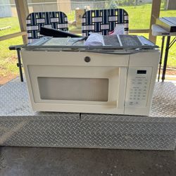 GE Over The Range Microwave With Exhaust