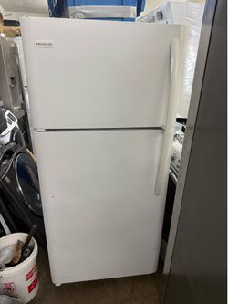 30” Frigidaire white top freezer refrigerator  excellent Condition