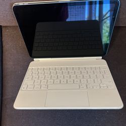 Apple 2022,ipad Air W/keyboard Included