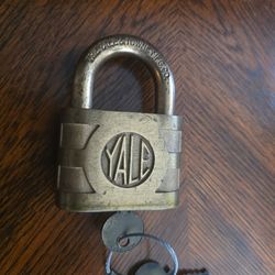 VINTAGE BRASS YALE PADLOCK WITH 2 KEYS