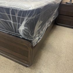 QUEEN SET MATTRESS PILLOW TOP WITH BOX SPRING  220