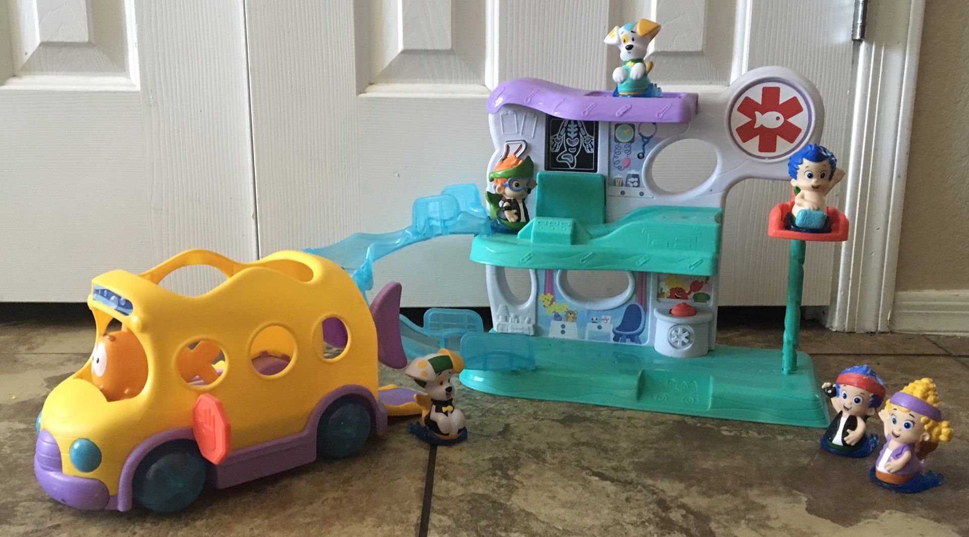 Bubble Guppies Check Up Center & Nickelodeons Bubble Guppies Swim-sational School Bus (Mr. Grouper + 5 Rolling Figures- 2 Gill’s, 2 Bubble Puppy’s, D