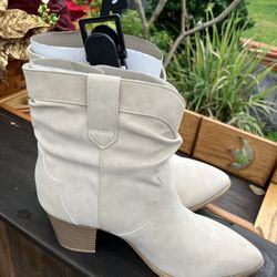 Brand New Low Heel Boots Light Beige Size 9 Women’s