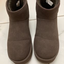 American Eagle Women’s Size 9 Low Ugg Style Boot Brown