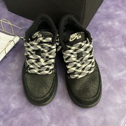 all black dunks with white and black laces