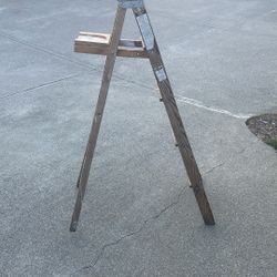 Type III Household Wood Ladder 5 Feet Painting