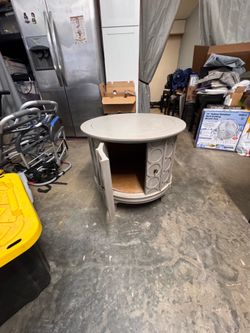 Adorable wood round end table