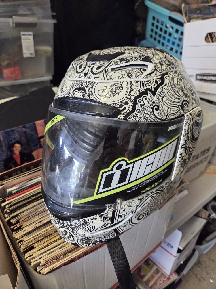 Iconz Motorcycle Helmet Nice Size Large New Like Visor