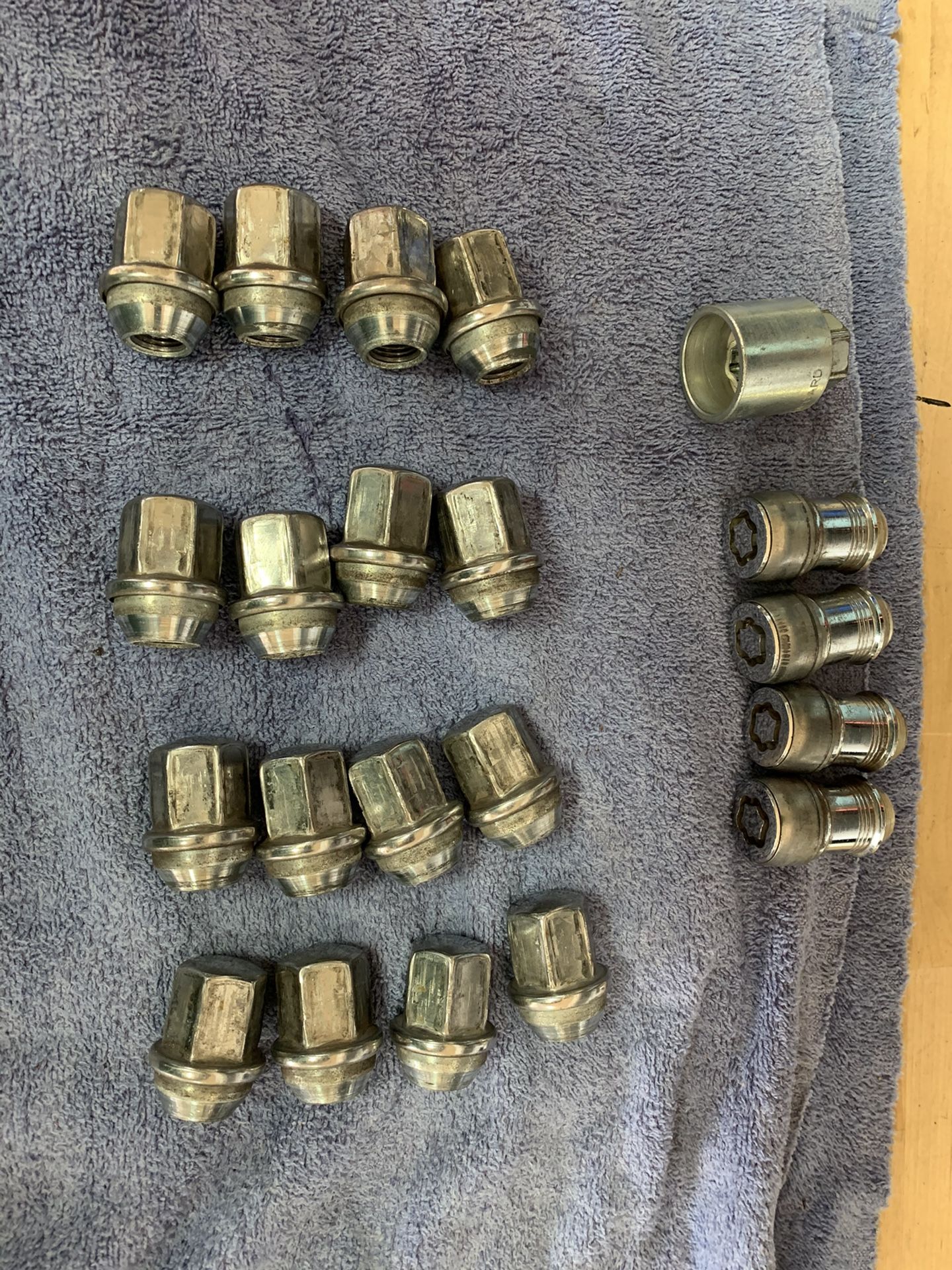 2017 dodge ram 1500 lug nuts and wheel locks for Sale in Elk Grove, CA