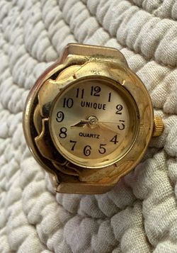 Vintage UNIQUE Quartz Watch Ring from the 80’s/90’s