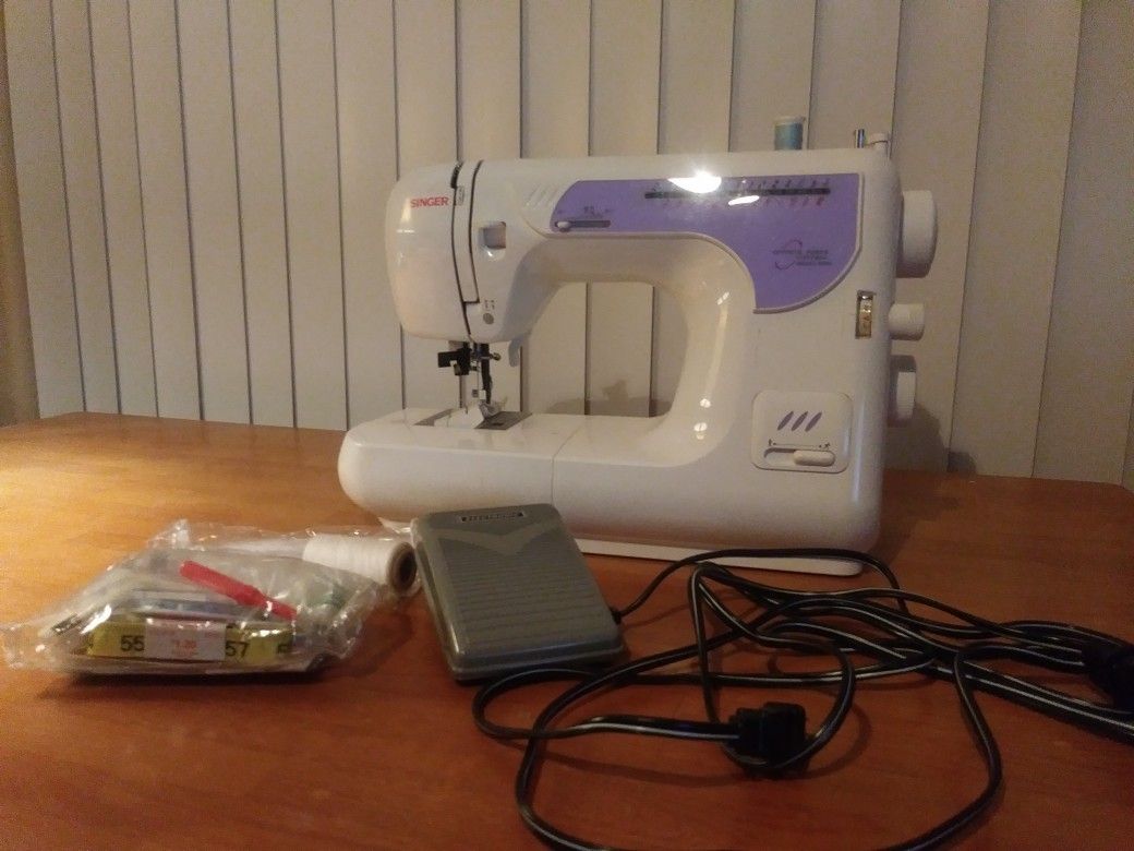 Singer sewing machine model 2638 EXCELLENT condition everything included most unused - missing instruction booklet