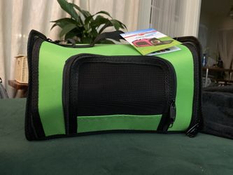 Small pet carrier- never used. purchased for $15 will sell for $5
