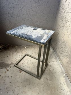 C-table / cantilever side table