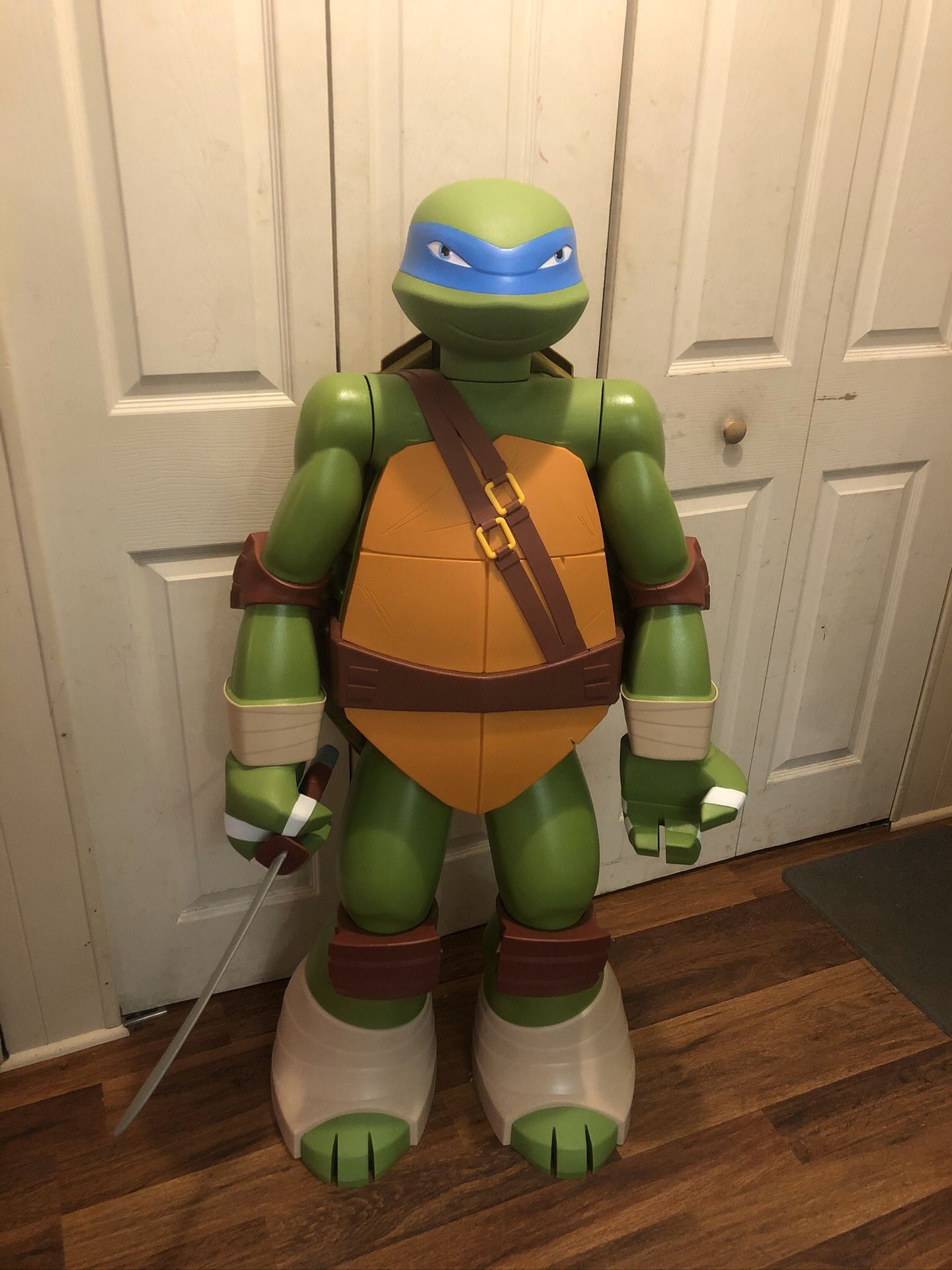 Leonardo Teenage Mutant Ninja Turtle Life Size Toy Statue Man Cave 4 