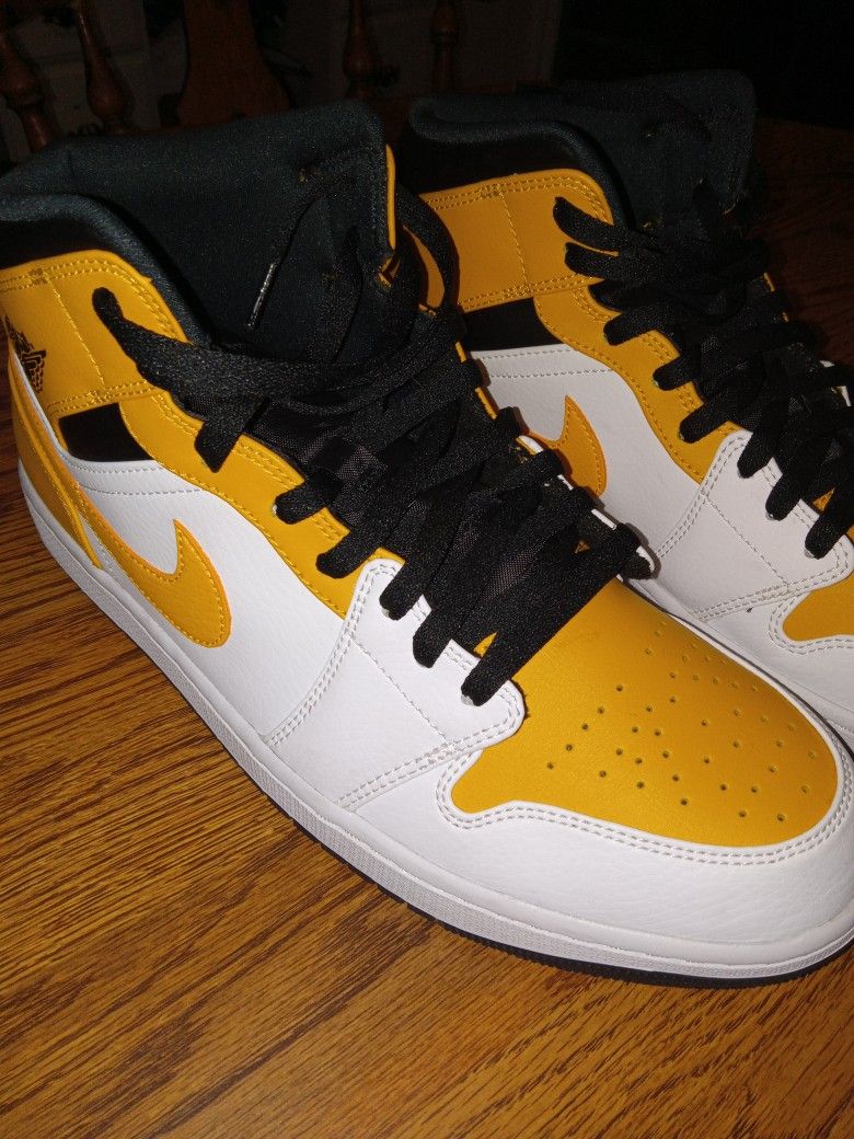 Jordan 1 Mens Size 13 University gold