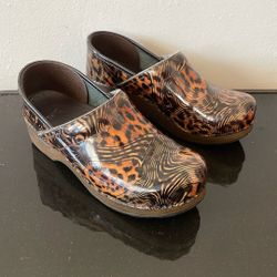 Dansko Women’s Cheetah Patent Leather Print Comfort Clogs Size 39 USA 8