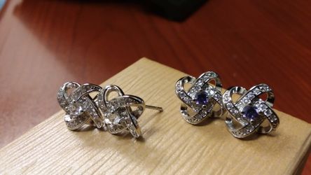 2 pairs of earrings