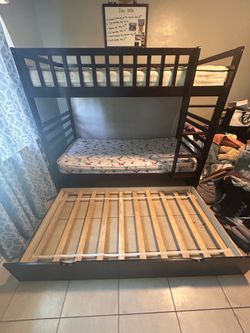Triple bunk bed