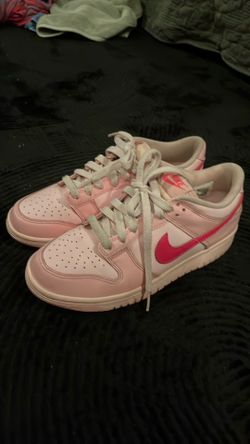 Women’s 8.5 Nike Triple Pink Dunks