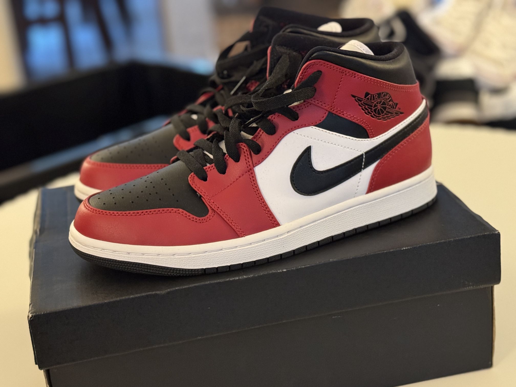 Jordan 1 Mid Chicago Black Toe 554724-069, Men’s Size 10 - NEW
