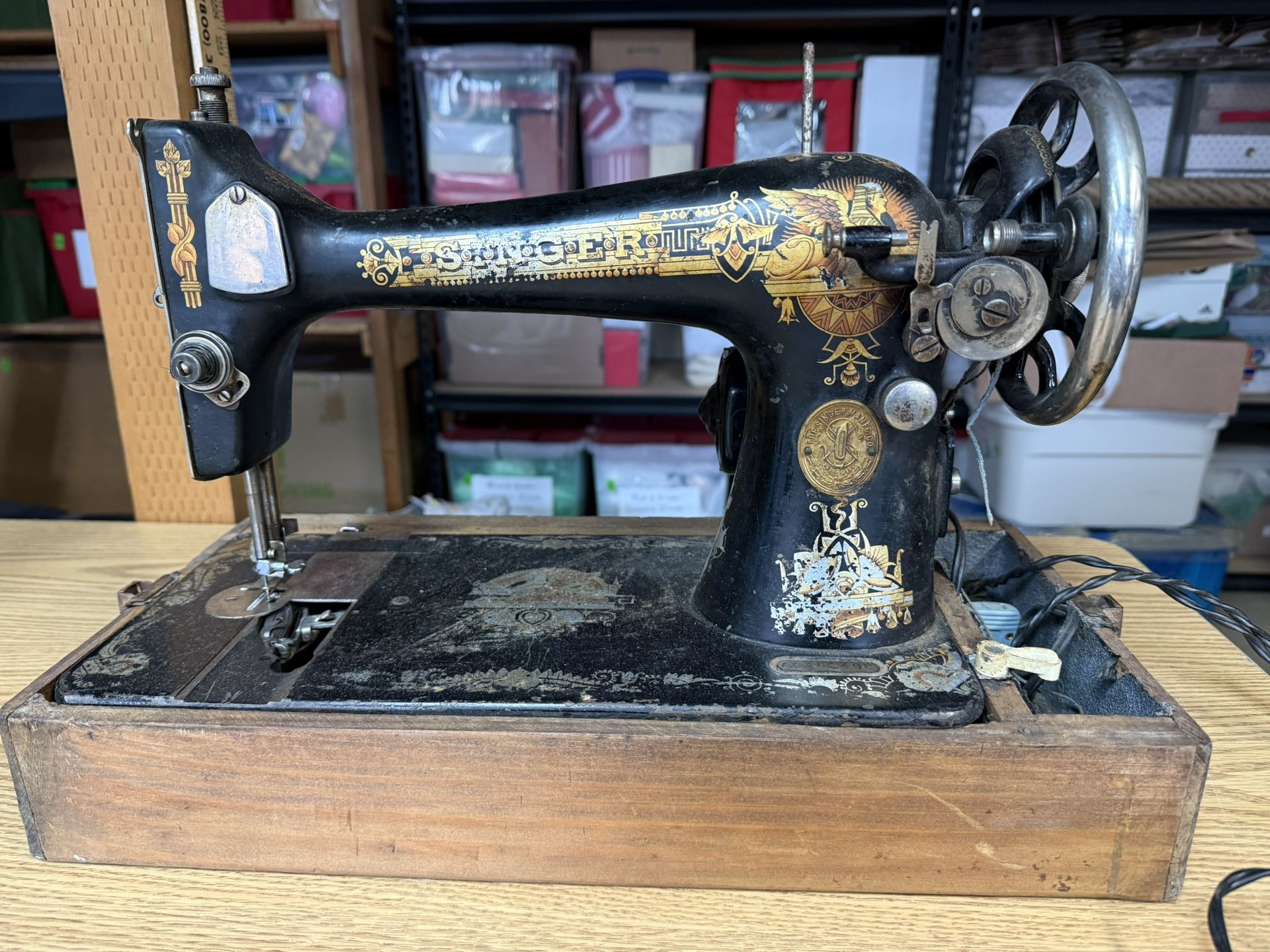 Antique 1917 Singer Model 127 Sewing Machine Sphinx Memphis w/ Case & Foot Pedal